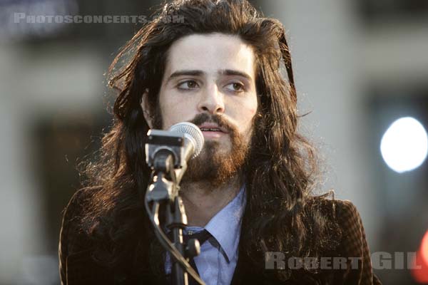 DEVENDRA BANHART - 2005-09-28 - PARIS - Place de la Bourse - 